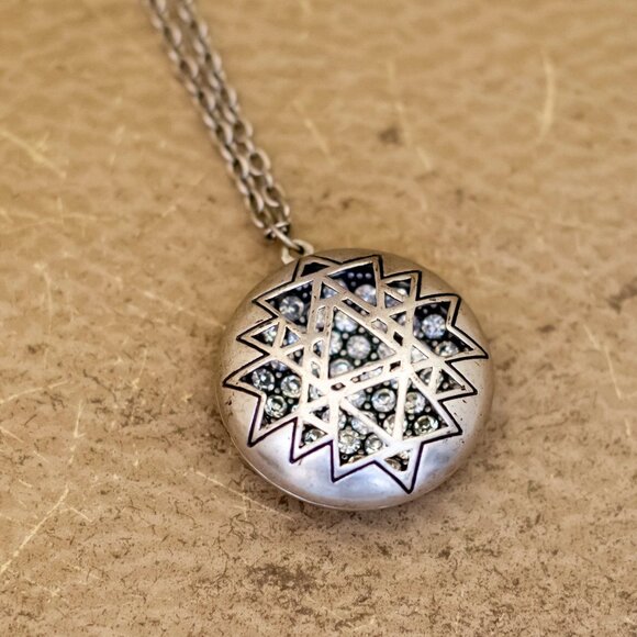 32 inch, Vintage Geometric Star Silver Tone Necklace - I33 - Picture 1 of 3